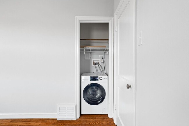 Building Photo - 2 Bed / 1 Bath Bungalow. Dog Friendly. Fenced Yard.