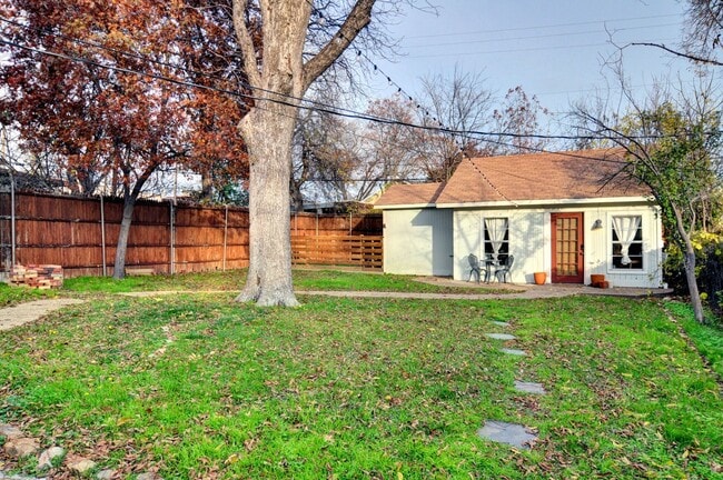 Building Photo - 1707 Thomas Pl