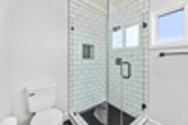 Building Photo - 303 S Ola Vista