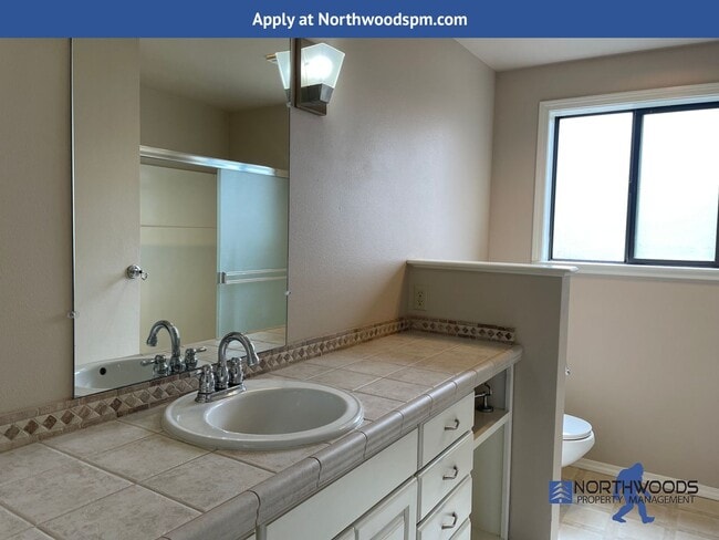Building Photo - Beautiful Butte Creek View-3 Bedroom 2 Bat...