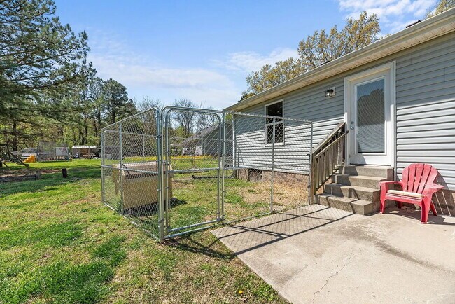 Building Photo - Move-In Ready Cottage on 1.36 Acres with L...