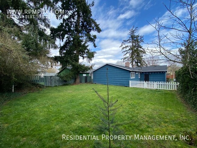 Building Photo - Classic North Portland Bungalow!