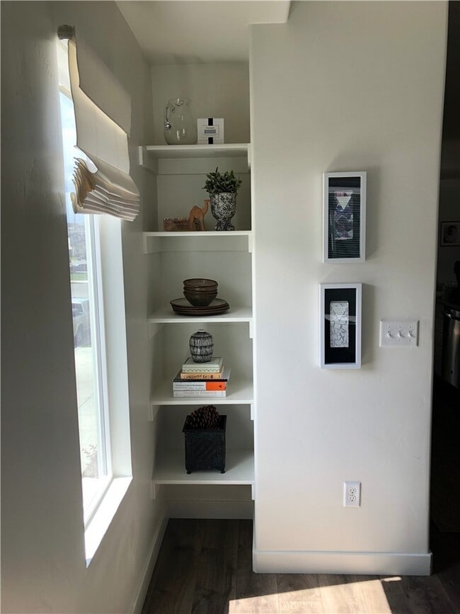 Building Photo - Luxury Bluffdale 4 Bedroom Town Home