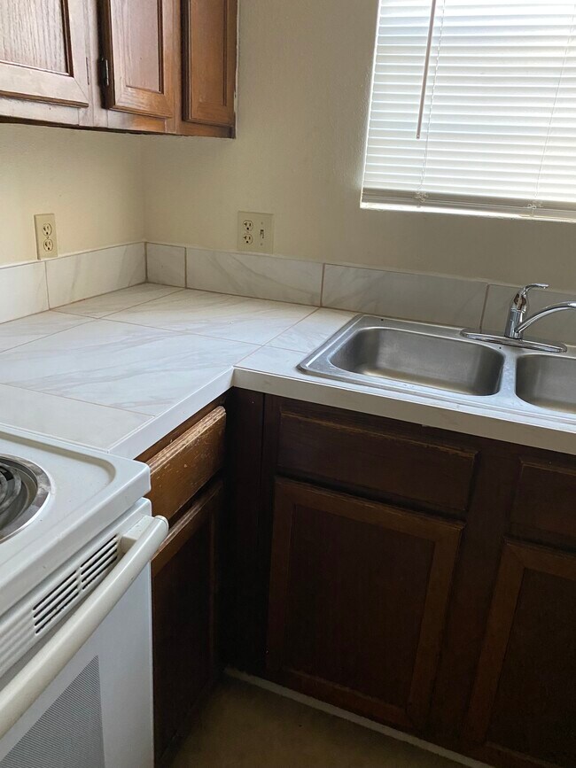 Kitchen Countertops - 14448 Bonham St