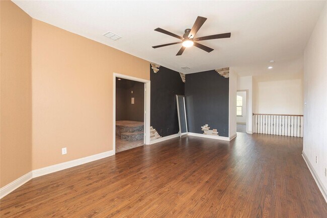 Building Photo - Oak Point Beauty