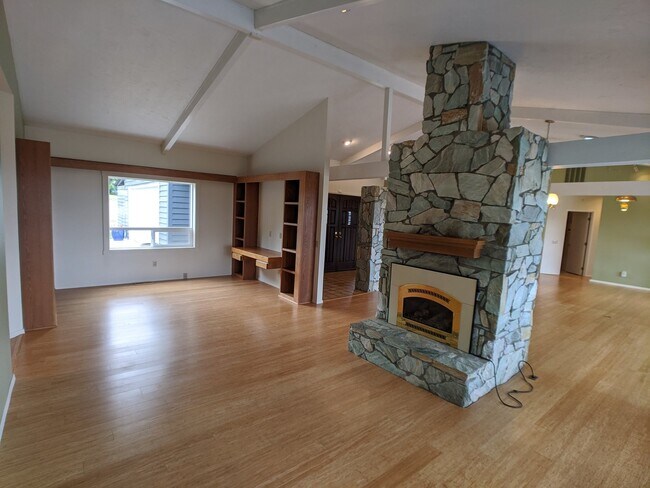 Building Photo - 3 bed 3 bath on 4.8 acres w/ beautiful wat...