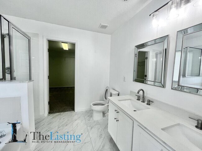 Building Photo - 613 Alfani St