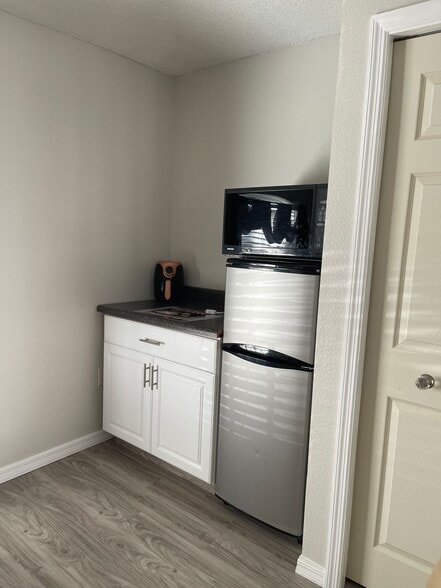 Building Photo - 1061 Jaybee Ave