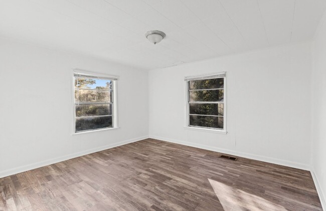 Building Photo - Sleek and Newly Renovated  3 Bedroom 1 Bat...