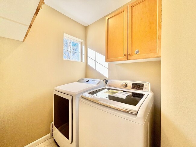 Building Photo - Beautiful 2bed townhome for rent in Bellevue