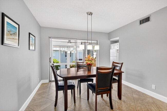 Building Photo - 18 Colonial Club Dr