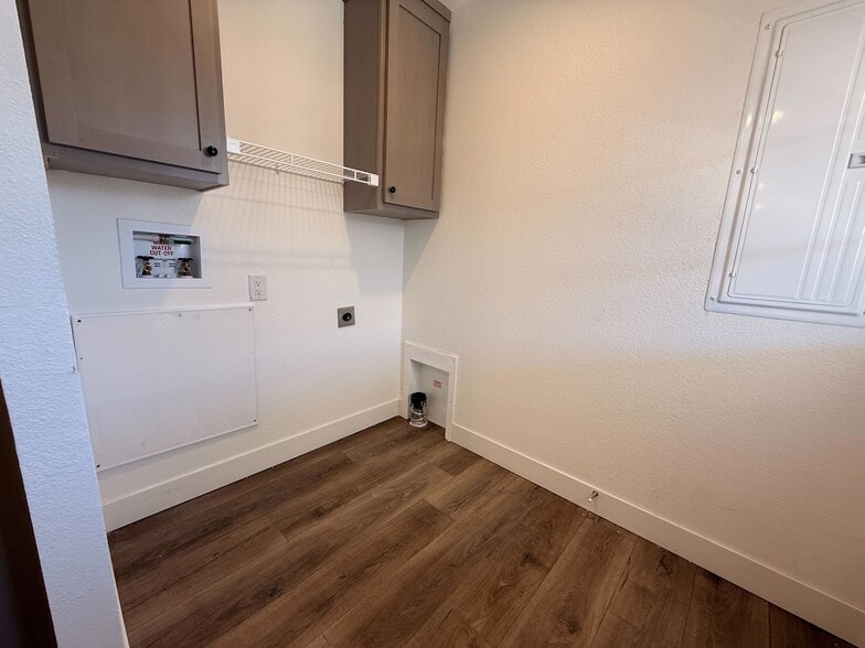 Building Photo - 3601 E Wyoming Ave