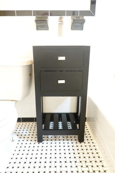 Building Photo - 8713 Plymouth St