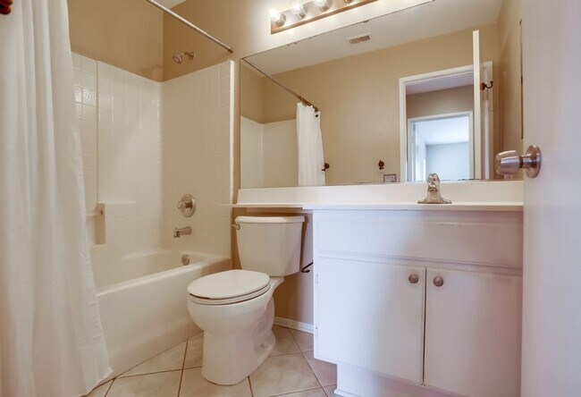 Building Photo - Desirable 3 Bedroom 2 Bath in Ivey Ridge C...