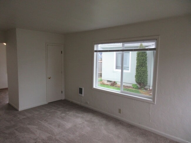 Building Photo - 2804 Claxter Rd NE