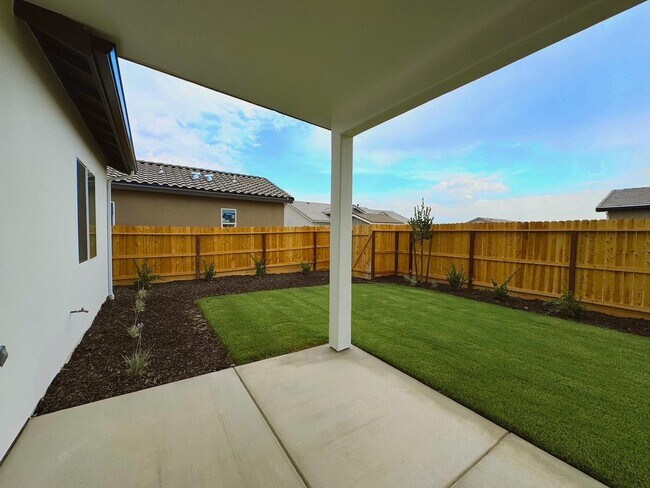 Building Photo - 2042 Daffodil St