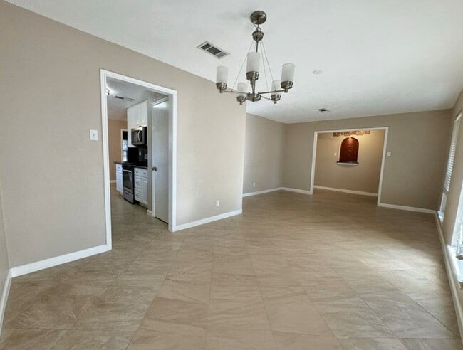 Building Photo - 28922 Savannah Dr