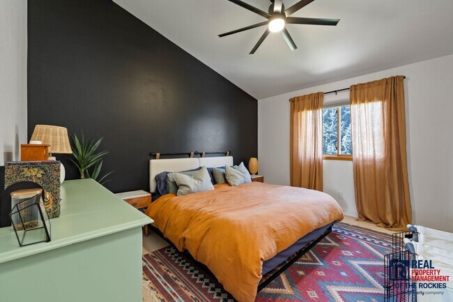 Building Photo - Beautiful Updated 5 Bed 3.5 Bath House in ...
