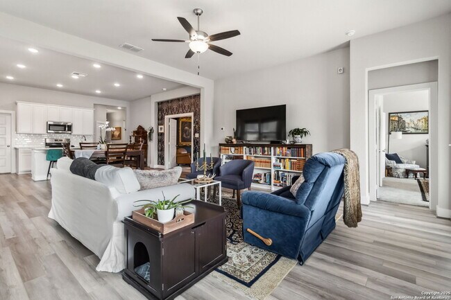 Building Photo - "Charming 3-Bedroom Home with 2 Full Baths and 1902 Sq Ft of Comfort in San Antonio!"
