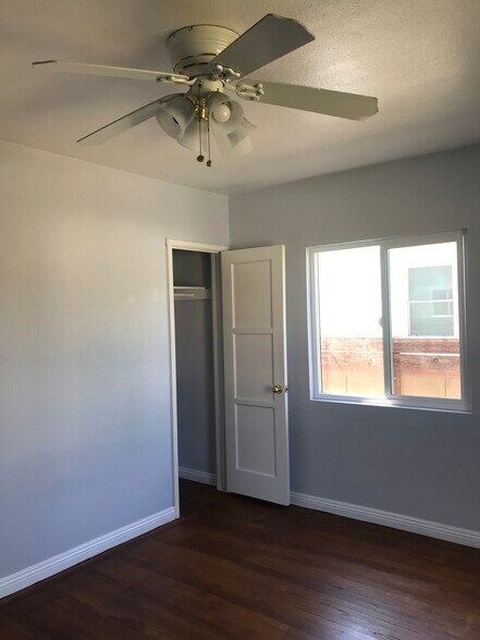 first room with closet - 8432 Norwood Plz