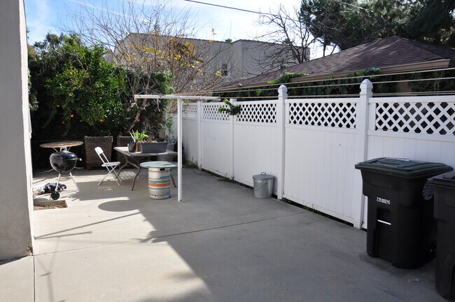 Building Photo - 520 Naranja Dr