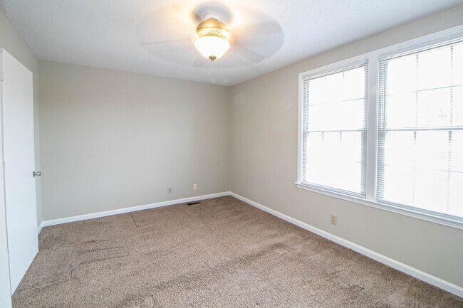 Building Photo - 810-D Golfview Place