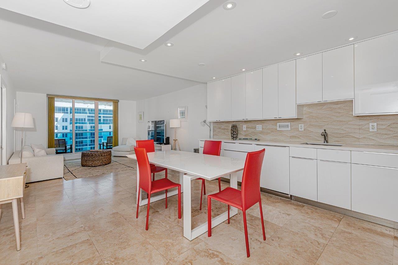 Building Photo - 2301 Collins Ave