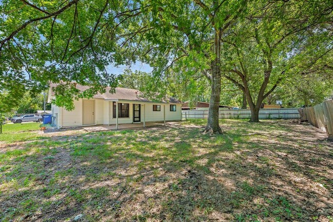 Building Photo - 806 Easy Day Cove