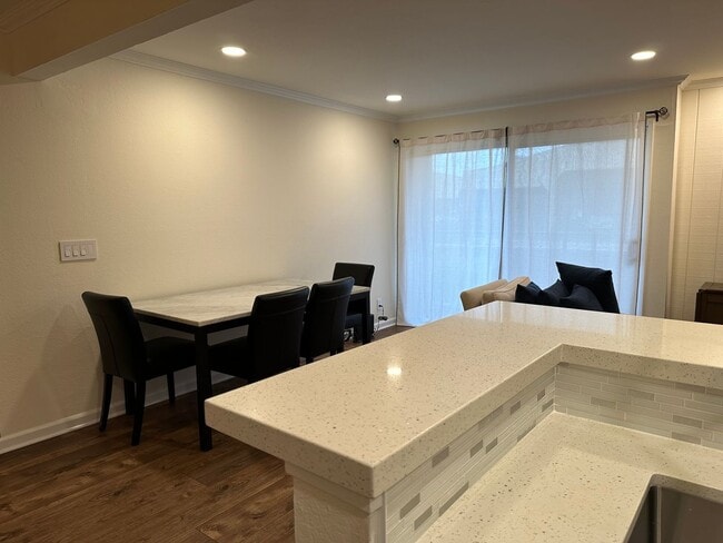 Building Photo - 204 Larkspur Plaza Dr