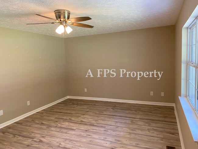 Building Photo - 184 Pine St SW