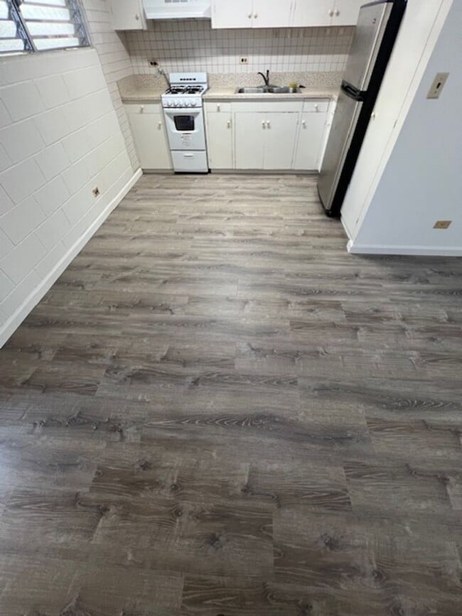 Building Photo - Available now!  2 bedroom/ 1 bathroom/ 1 covered parking stall in Salt Lake