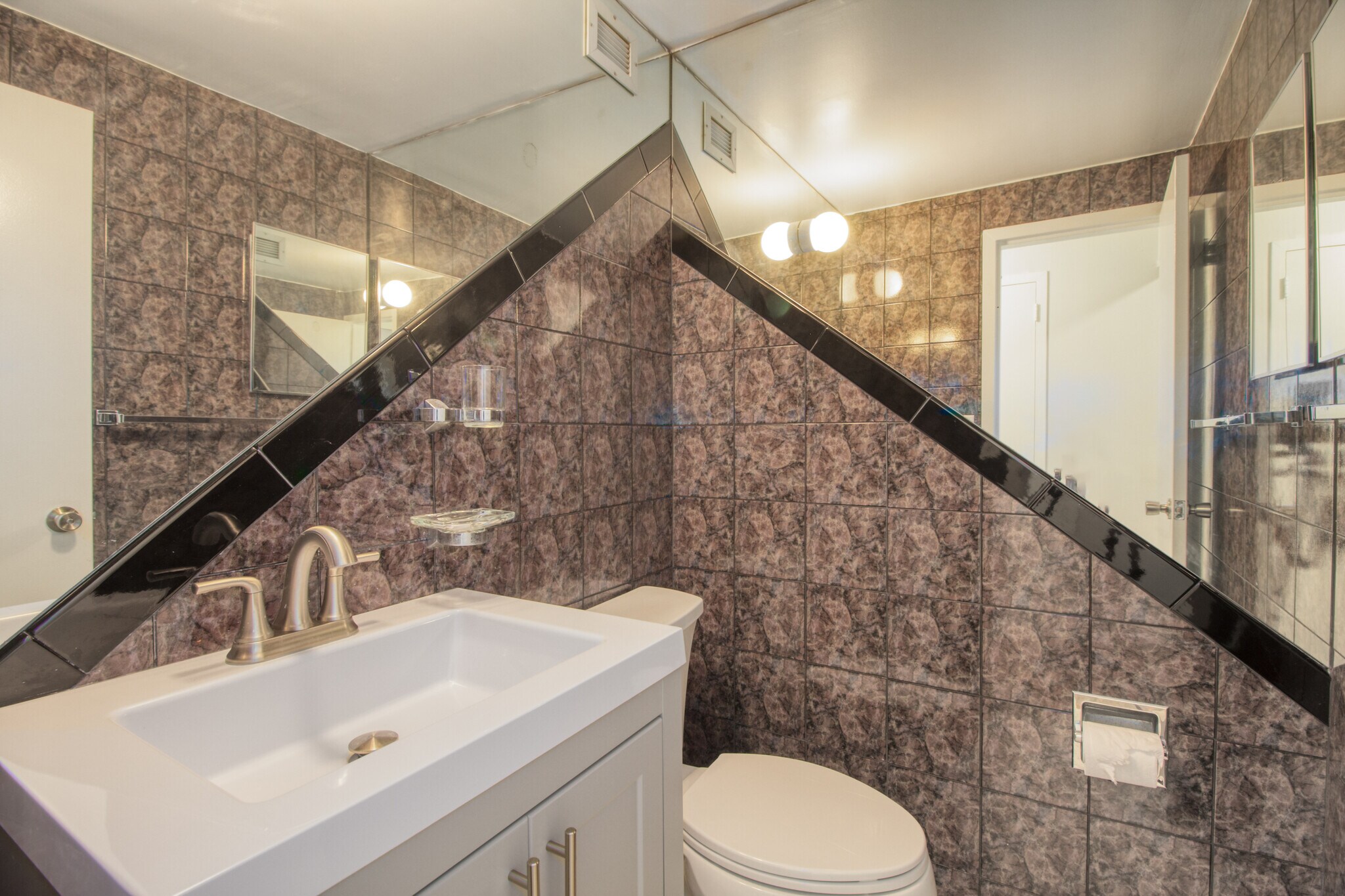 Building Photo - 1055 River Rd