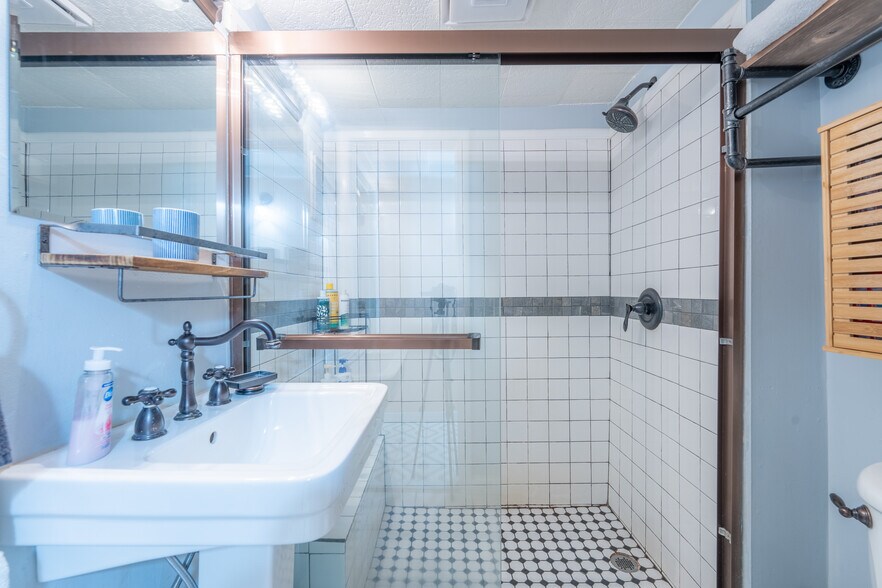 Building Photo - 1101 S Rogers St