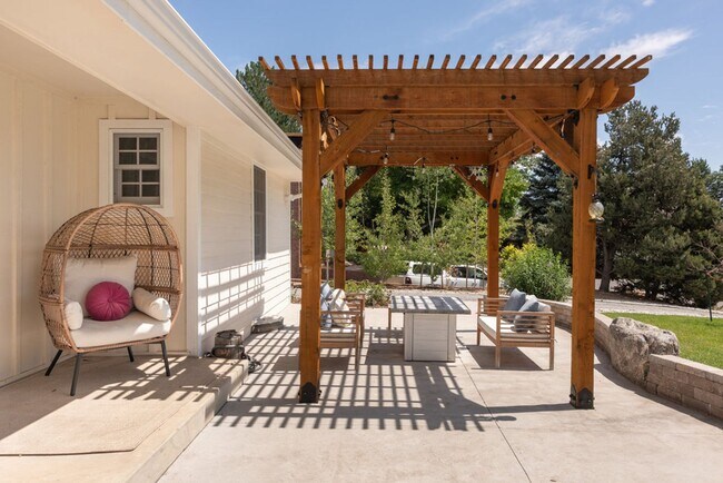 Building Photo - 5 Bedroom 2.5 Bath Retreat in Prime Arvada...