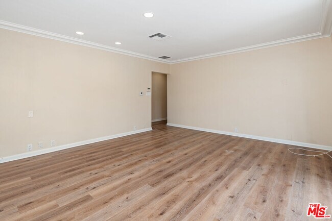 Building Photo - 234 S Roxbury Dr