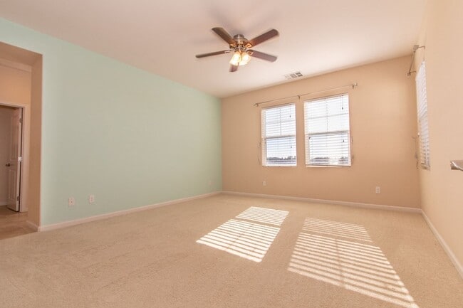 Building Photo - 4 Bed / 2.5 Bath Home with Premium Panoram...