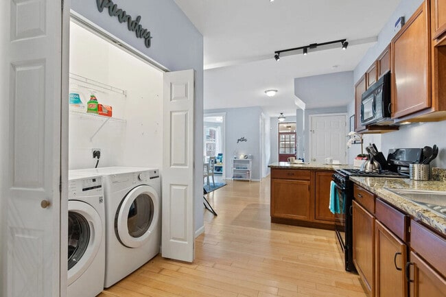 Building Photo - 2366 Lawrence St