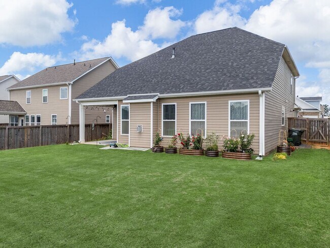 Building Photo - Beautiful 4 BR, 3.5 BA, 2 Car Garage Home ...