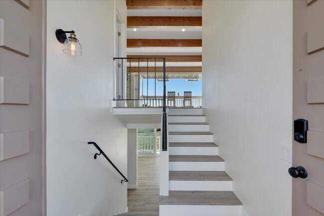 Building Photo - 745 Domingo Dr