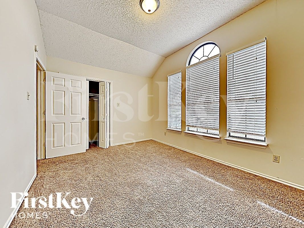 Building Photo - 811 W Lynn Creek Dr