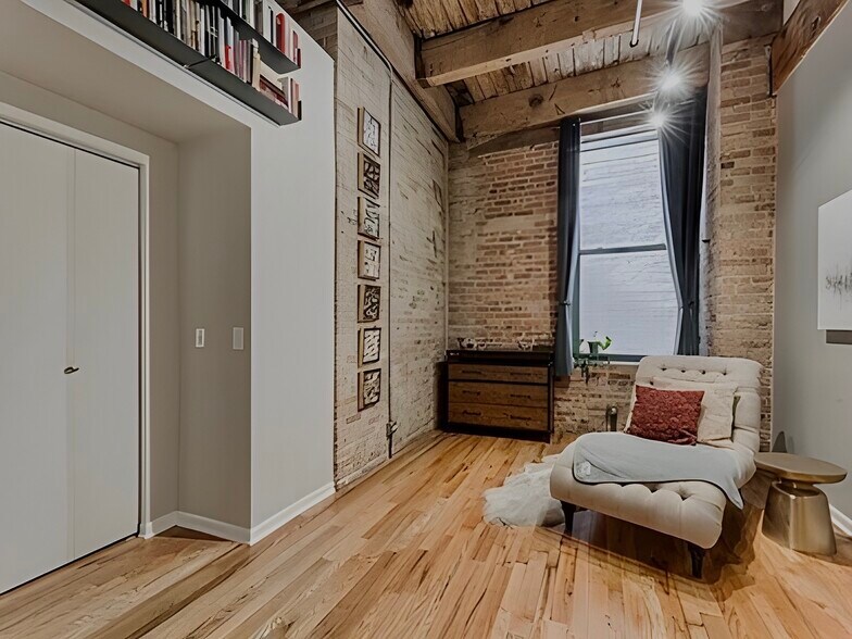 Building Photo - 312 N May St