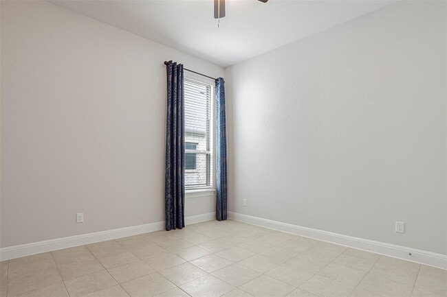 Building Photo - 728 Landing Ln