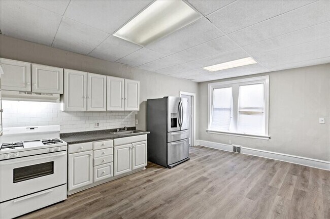 Building Photo - 216 N King St
