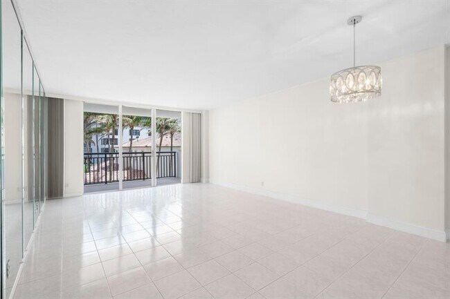 Building Photo - 1149 Hillsboro Mile