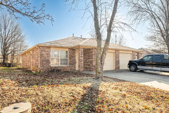 Building Photo - "Charming 2-Bed, 2-Bath Duplex with Granite Touches on Samantha Street!"