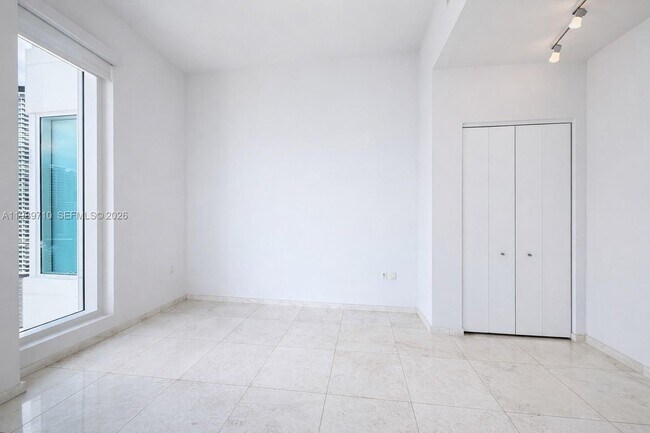 Building Photo - 900 Brickell Key Blvd