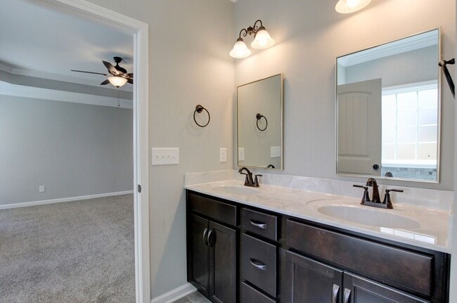 Building Photo - Sharp 4 bedroom HUGE house off exit 1 of I 24