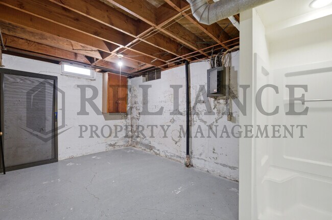 Building Photo - 2242 S Ridgewood Dr