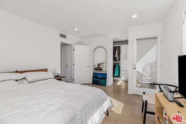 Building Photo - 2147 Beachwood Dr