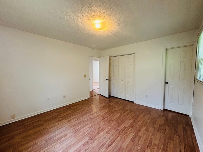 Building Photo - 306 Woodbine Dr